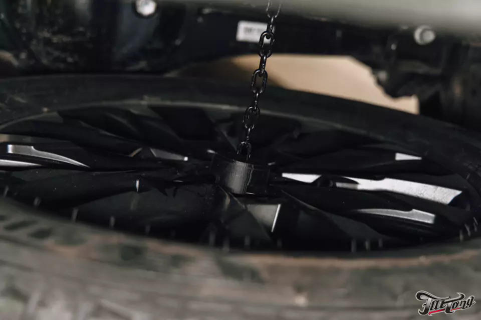 Разработали и изготовили кронштейн для запасного колеса Lexus LX500